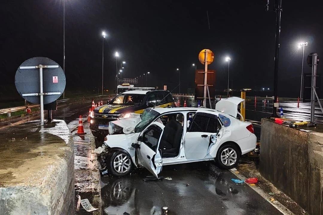 Mulheres morrem após adolescente colidir carro contra mureta em pedágio da BR-101