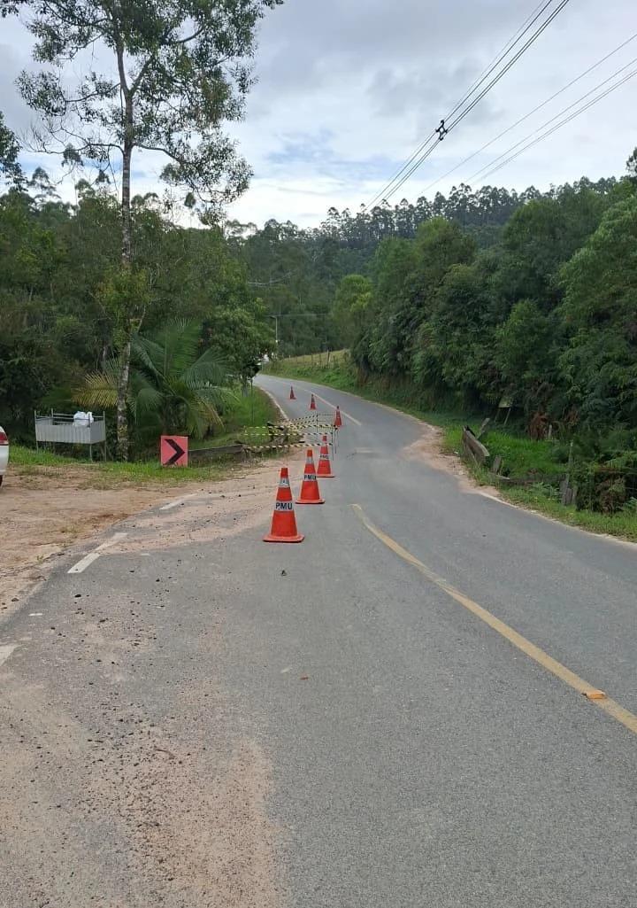 Trânsito em meia pista na rodovia José Pedro das Neves em Urussanga