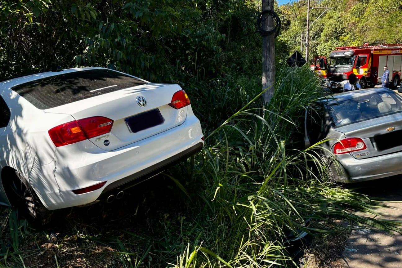 Uma colisão entre um VW Jetta e um GM 