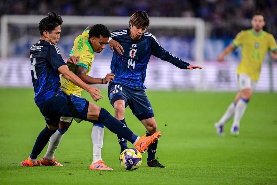 Brasil vence o Japão de virada e avança às oitavas da Copa do Mundo