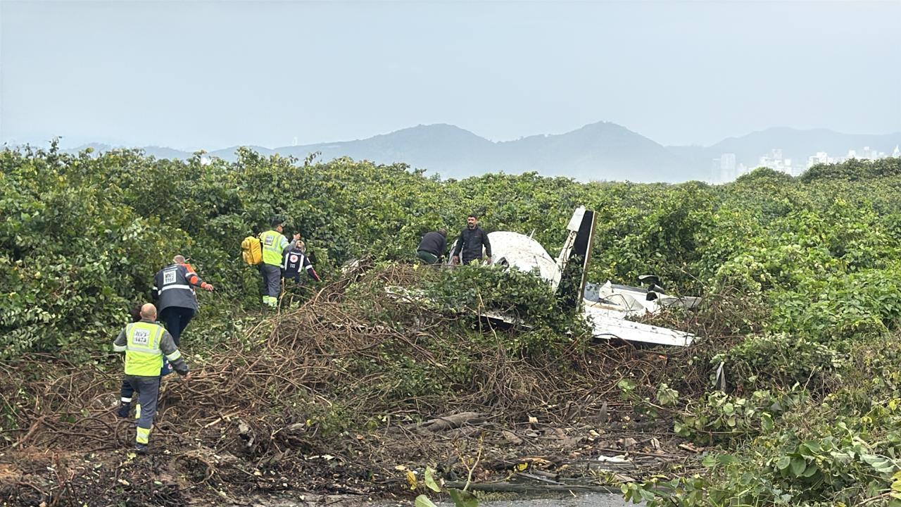 Avião de pequeno porte cai em Navegantes e deixa dois feridos em estado grave