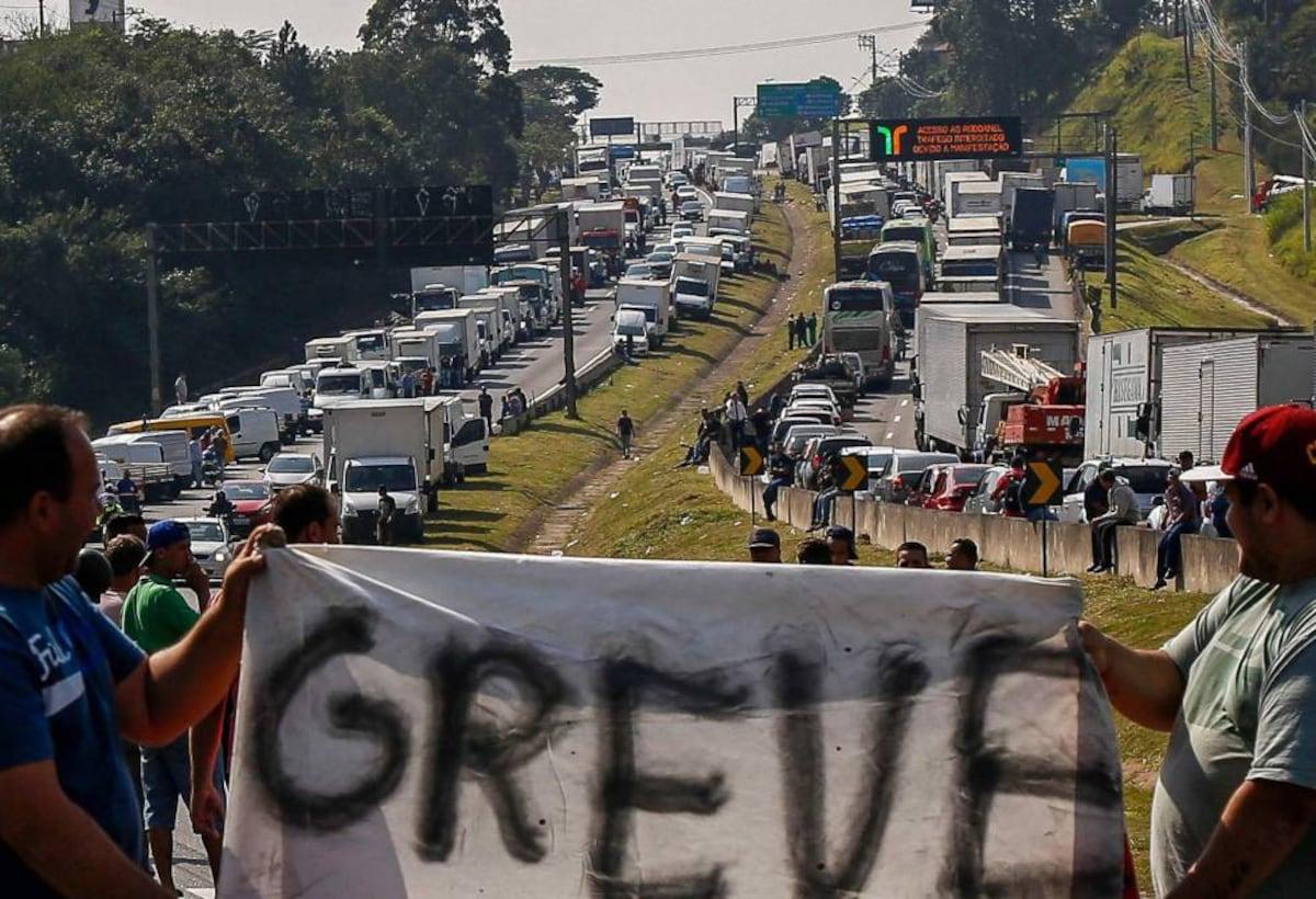 Caminhoneiros avaliam paralisação em Santa Catarina a partir desta segunda-feira