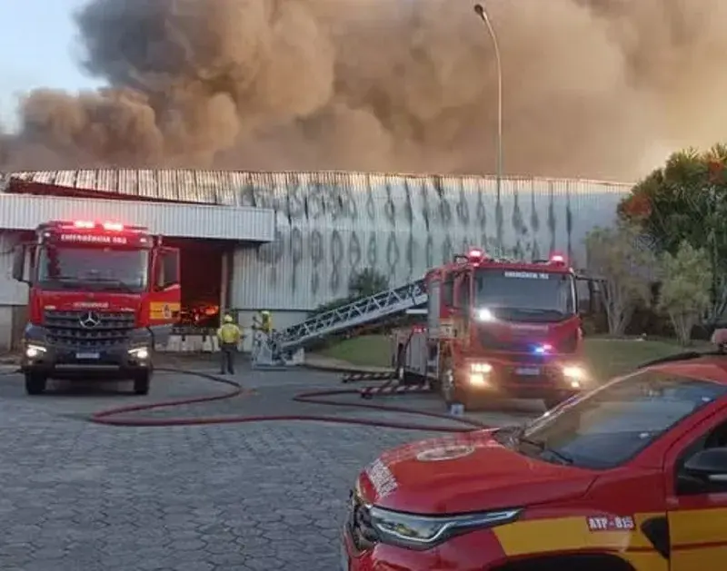Incêndio de grandes proporções atinge fábrica da Colcci em Itajaí
