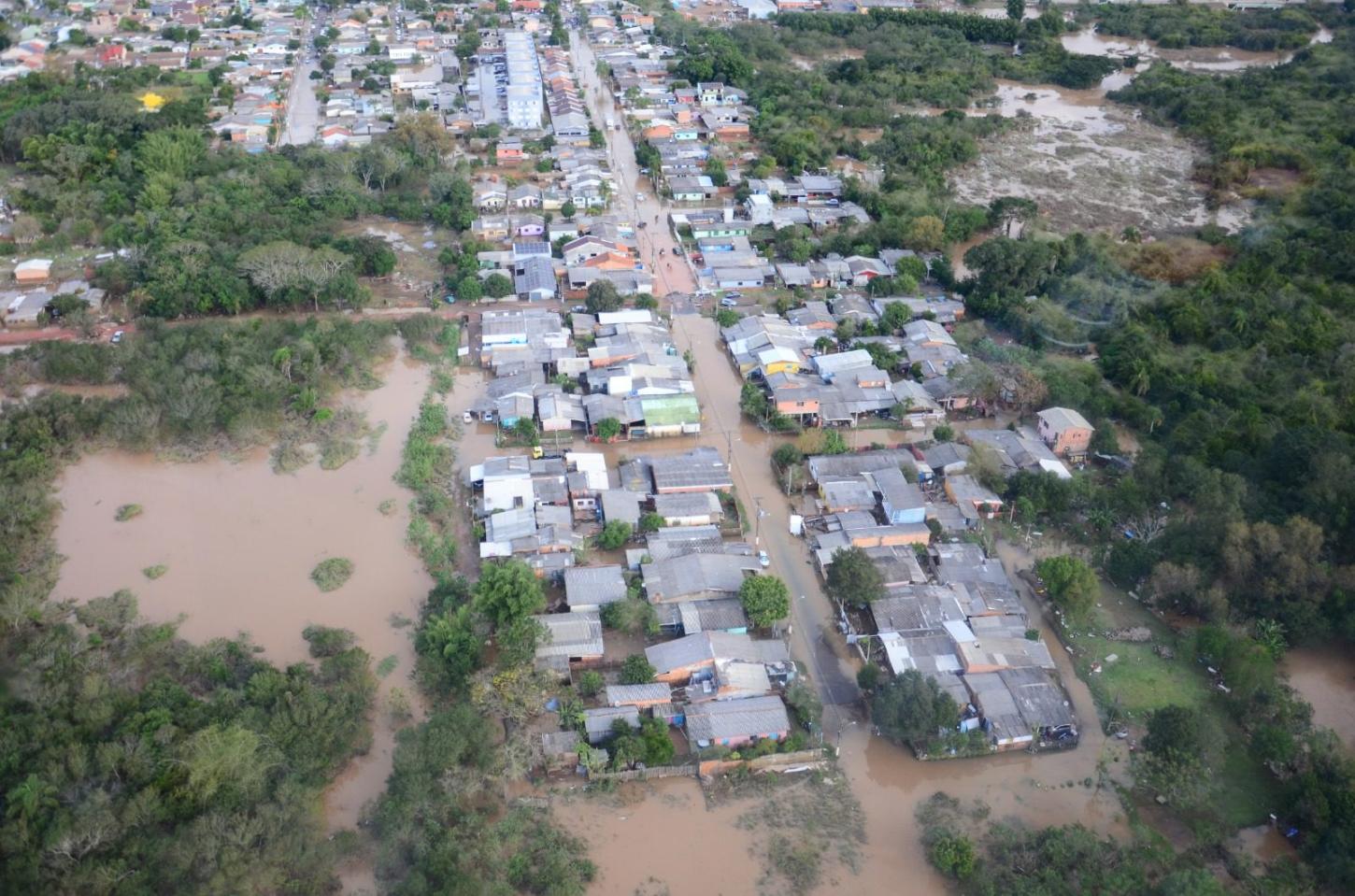 Rio Grande do Sul enfrenta novo dia de alerta após temporais, enchentes e tornados
