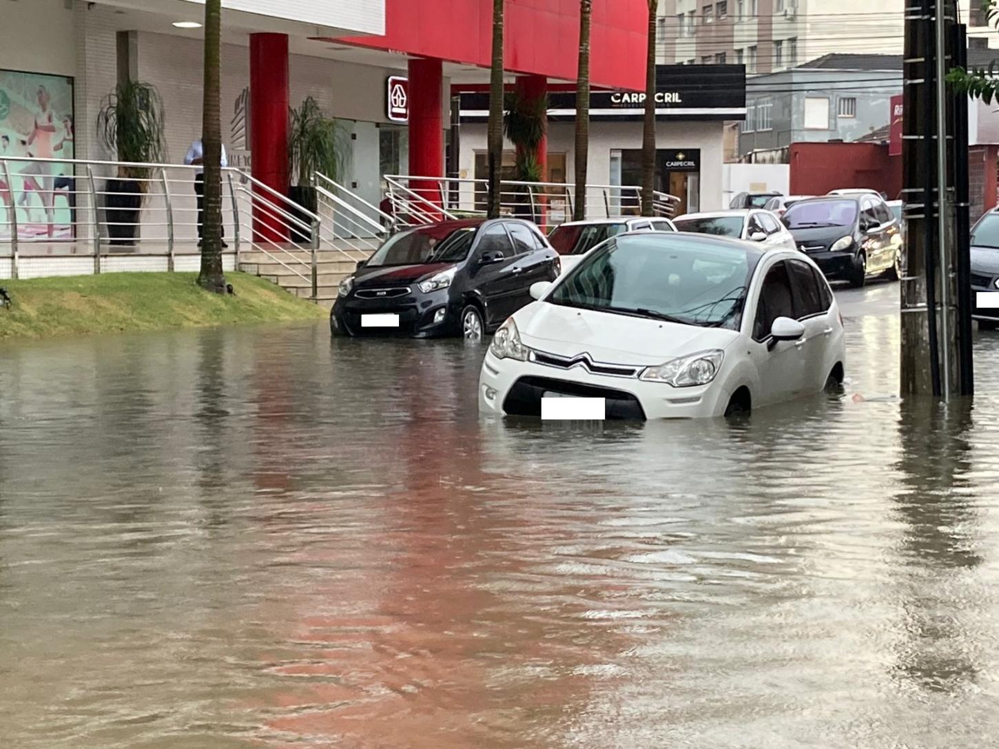 Prefeito encontra sofá descartado em via pública durante vistoria após chuva em Criciúma