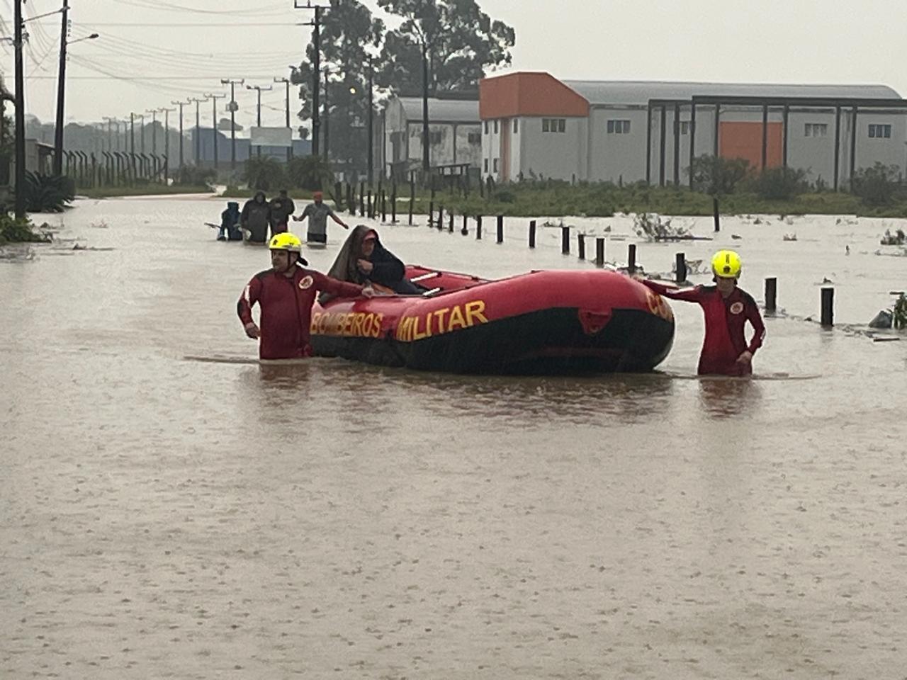 Corpo de bombeiros resgata idosa de 70 anos