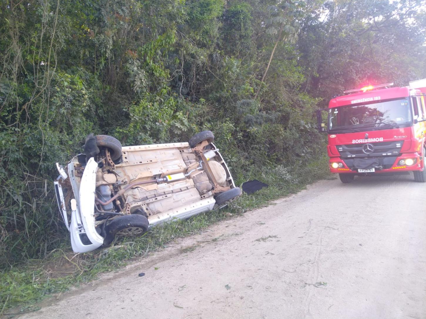 IDOSA DE 72 ANOS FICA PRESA EM CARRO APÓS ACIDENTE EM IÇARA