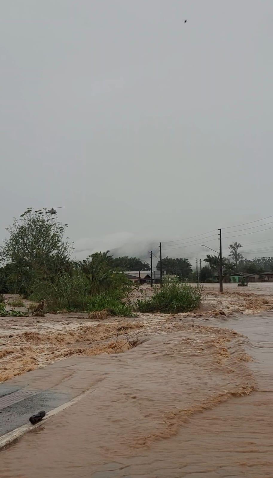 Timbé do Sul em Situação Crítica: Rio Transborda, Acessos São Interditados e Comunidades Ficam Ilhadas  