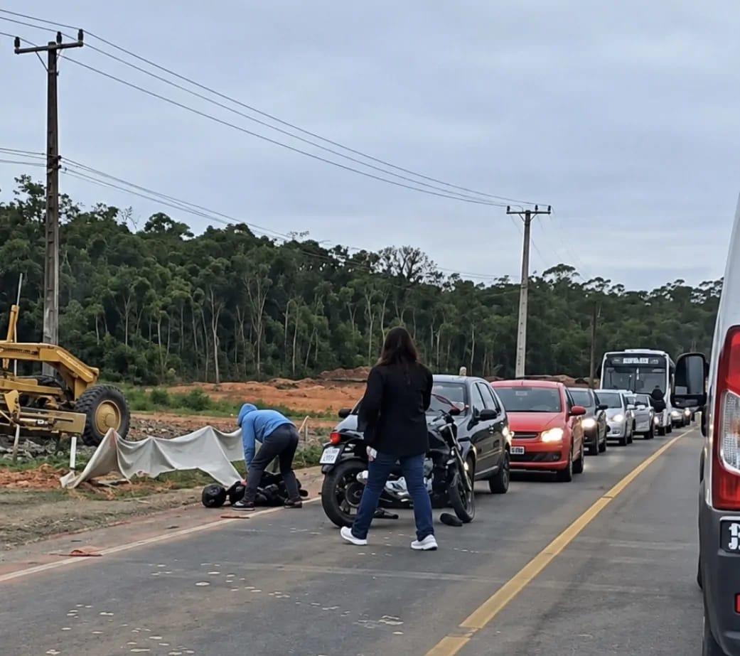 Um acidente entre um carro e uma motocicleta chamou a atenção de quem passava pela Rodovia Luiz Rosso, em Criciúma, na manhã desta quarta-feira (
