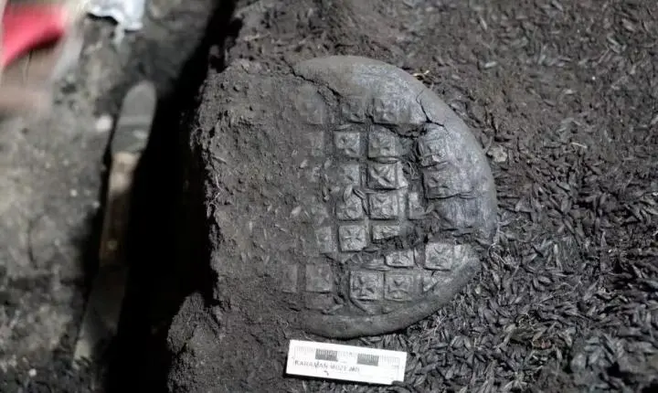 Arqueólogos descobrem pão de comunhão de 1.300 anos com imagem de Cristo na Turquia