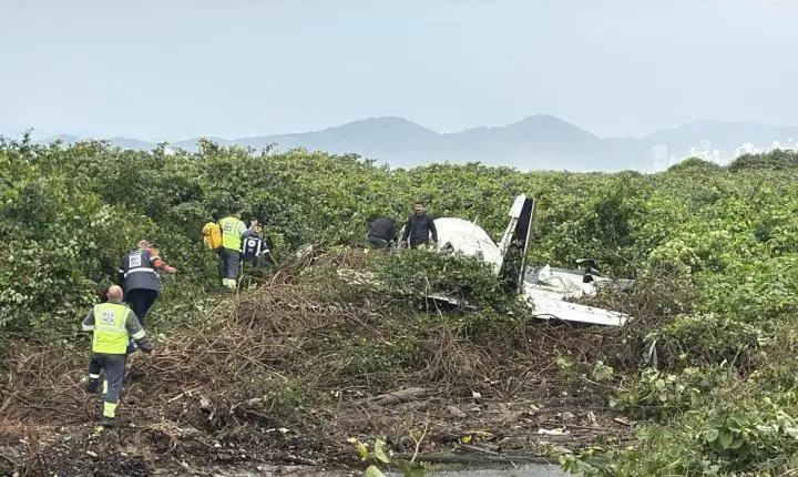 Avião de pequeno porte cai em Navegantes e deixa dois feridos em estado grave