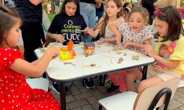 Cães são adotados durante ação especial do Dia das Crianças em Orleans