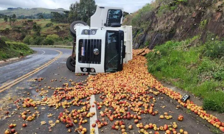 CAMINHÃO TOMBA  NO INTERIOR DE SÃO JOAQUIM E MOTORISTA FICA FERIDO