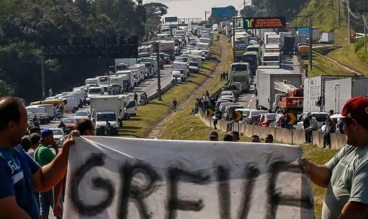 Caminhoneiros avaliam paralisação em Santa Catarina a partir desta segunda-feira