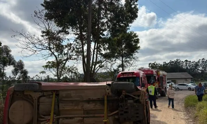 CARRO CAPOTA E MULHER DE 56 ANOS FICA RETIDA DENTRO DO VEÍCULO EM ARARANGUÁ