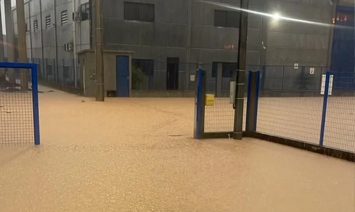 Chuva de 72 milímetros causa enxurrada, alaga bairros e gera revolta de moradores