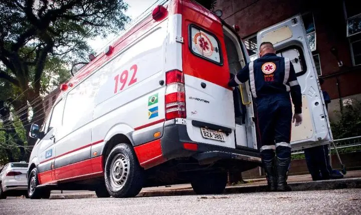 Colisão entre dois carros deixa uma vítima presa às ferragens em Içara