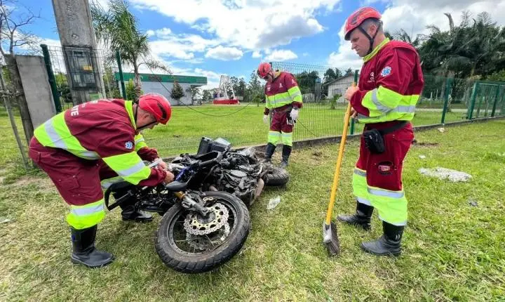 COLISÃO NA BR-101: MOTOCICLISTA FICA FERIDO APÓS ACIDENTE COM CAMINHONETE EM SANTA ROSA DO SUL