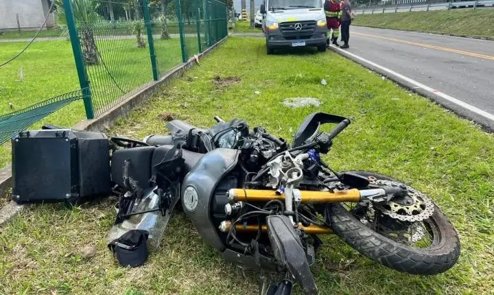 COLISÃO NA BR-101: MOTOCICLISTA FICA FERIDO APÓS ACIDENTE COM CAMINHONETE EM SANTA ROSA DO SUL