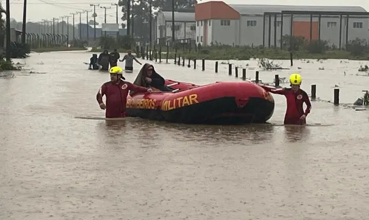 Corpo de bombeiros resgata idosa de 70 anos