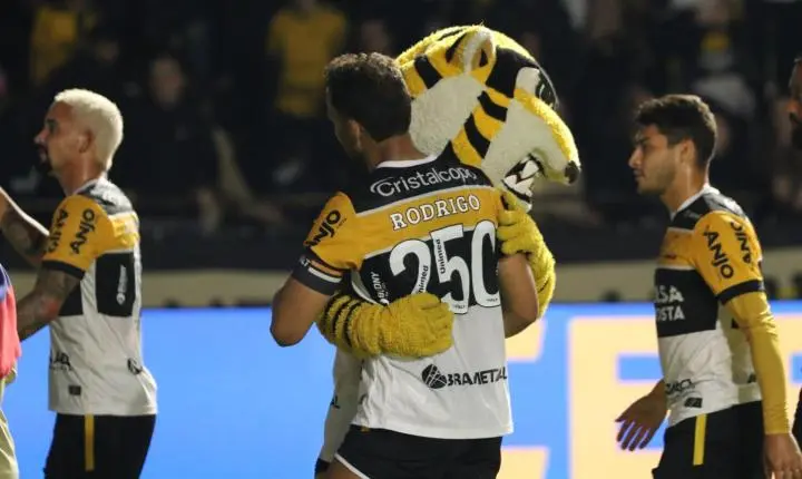 Criciúma vence o São Bernardo e entra no G-4 da Série B