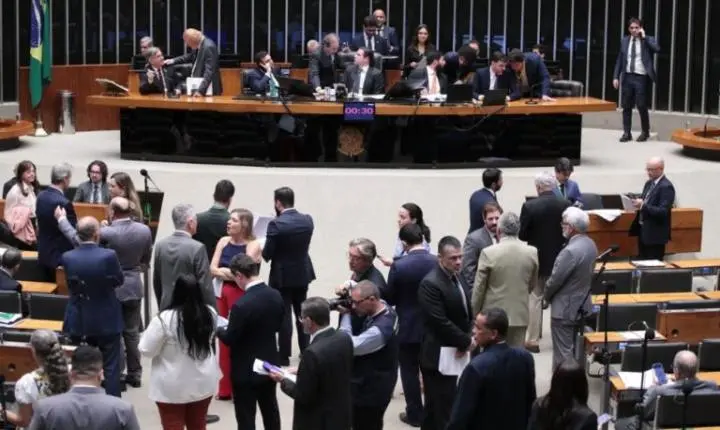 Deputados aprovam projeto que torna crime aumento abusivo de preços de combustíveis