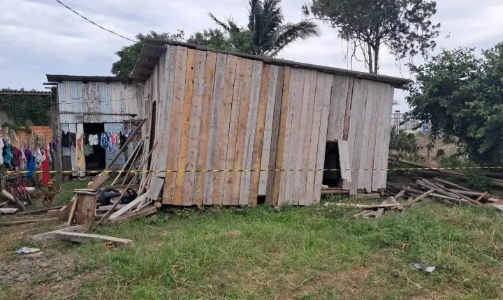 Desabamento parcial de casa de madeira deixa moradora ferida