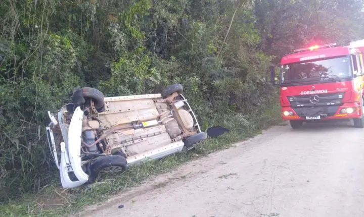 IDOSA DE 72 ANOS FICA PRESA EM CARRO APÓS ACIDENTE EM IÇARA