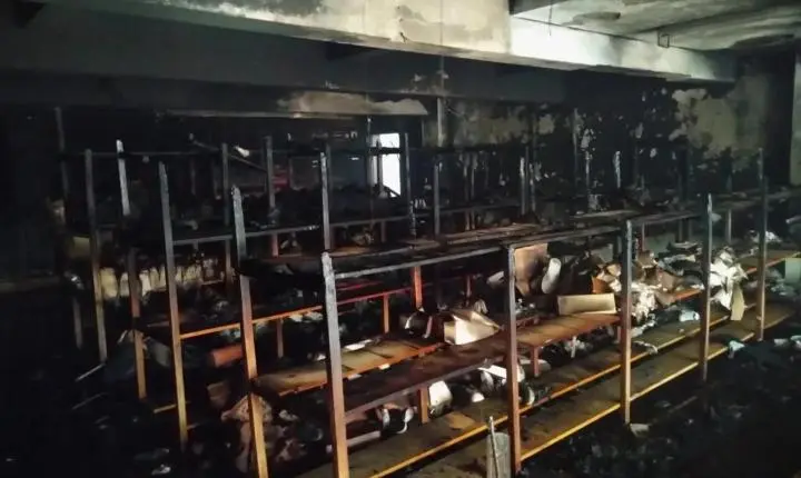 Incêndio em loja de calçados danifica estoque e atinge apartamento em Criciúma