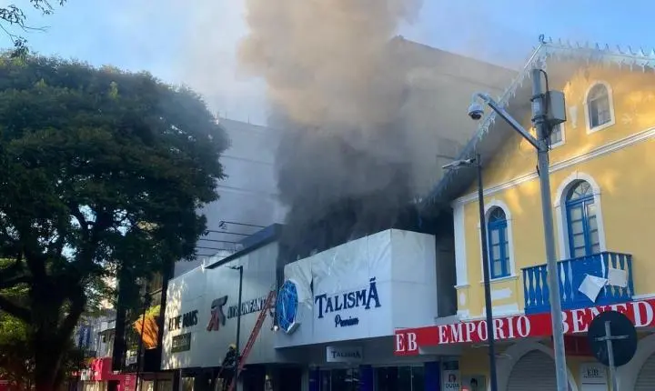 Incêndio em prédio mobiliza bombeiros na Praça Nereu Ramos, em Criciúma