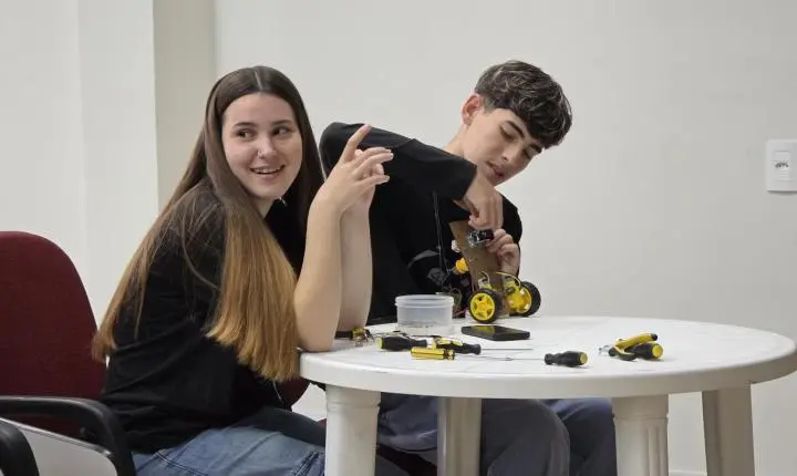 Jovens Cooperativistas transformam aprendizado em ação e constroem o futuro com robótica e cooperação