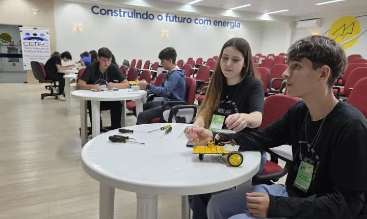 Jovens Cooperativistas transformam aprendizado em ação e constroem o futuro com robótica e cooperação