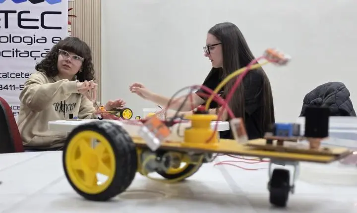 Jovens Cooperativistas transformam aprendizado em ação e constroem o futuro com robótica e cooperação