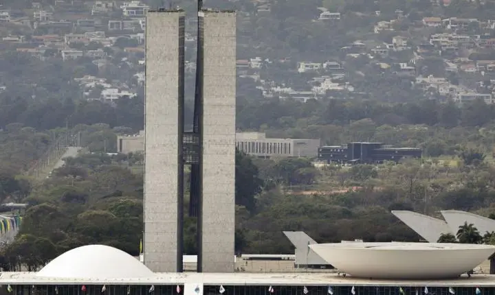 Lula sanciona, com vetos, reajuste salarial para cargos do Legislativo