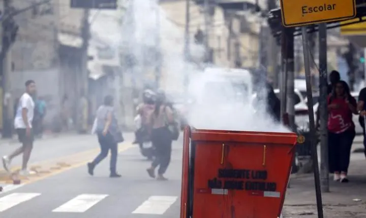Moradores retiram cerca de 50 corpos em área de mata após operação