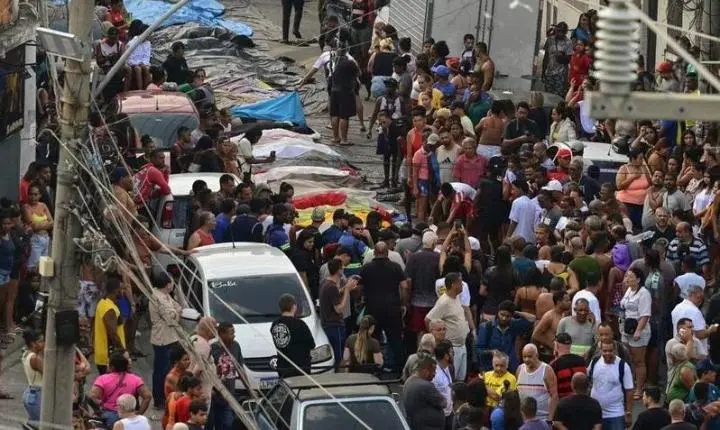Moradores retiram corpos após operação no Complexo da Penha; número de mortos pode passar de 100