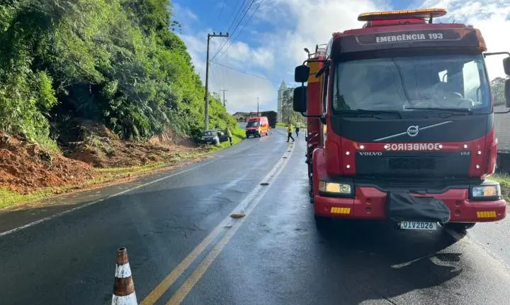 Mulher é encaminhada ao hospital após saída de pista