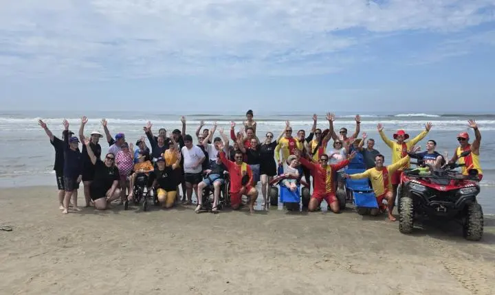 Parceria entre APAE de Cocal do Sul e CBMSC proporciona dia de praia com acessibilidade a alunos 