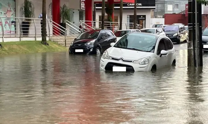 Prefeito encontra sofá descartado em via pública durante vistoria após chuva em Criciúma