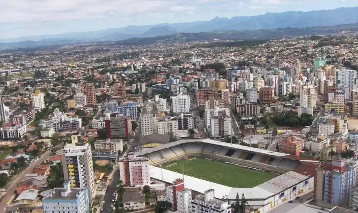  PRINCIPAIS NOTÍCIAS DE CRICIÚMA E REGIÃO   Chuva forte causa alagamentos e alerta até quarta-feira; obras avançam e Tigre segue líder na Série B   A chuva forte que atingiu o Sul catarinense nesta segunda-feira (20) foi o desta