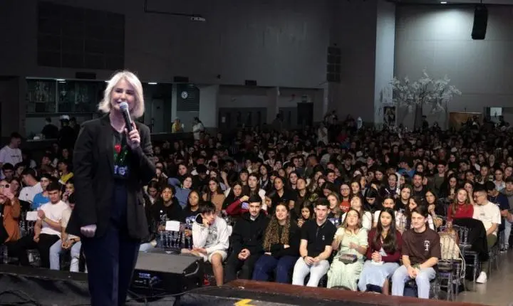 Reitora em exercício da Unesc palestra para mais de 2 mil jovens no Dia Nacional da Juventude