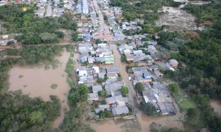 Rio Grande do Sul enfrenta novo dia de alerta após temporais, enchentes e tornados