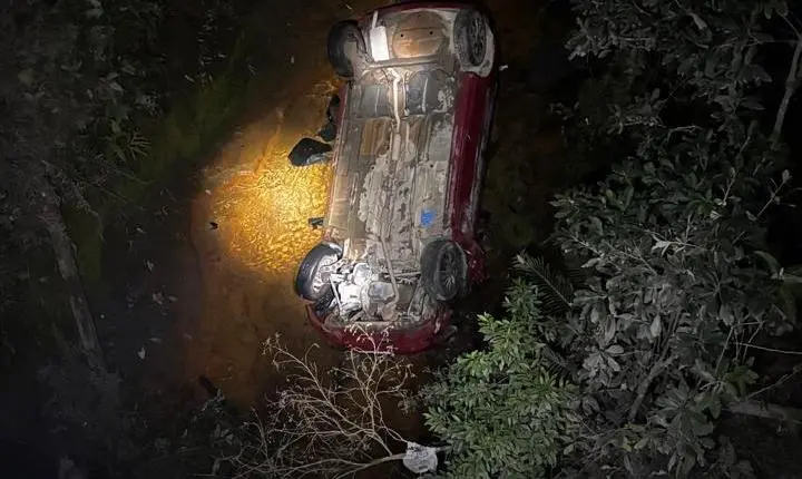Saida de pista e capotamento