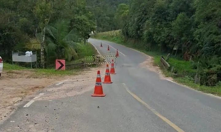Trânsito em meia pista na rodovia José Pedro das Neves em Urussanga