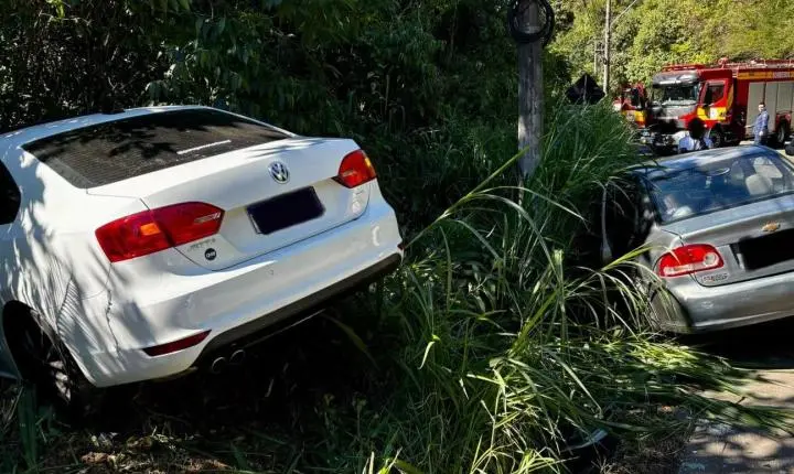 Uma colisão entre um VW Jetta e um GM 