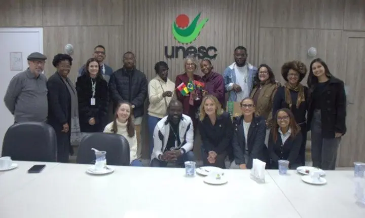 Unesc fortalece acolhimento a estudantes estrangeiros em recepção na Reitoria