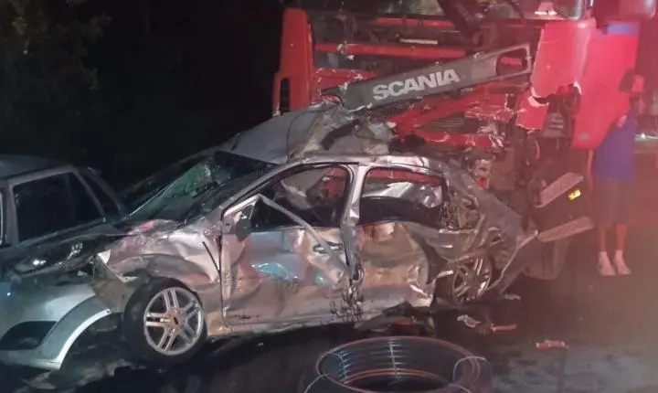 URGENTE: Grave engavetamento deixa mortos e feridos na BR-101 em Barra Velha