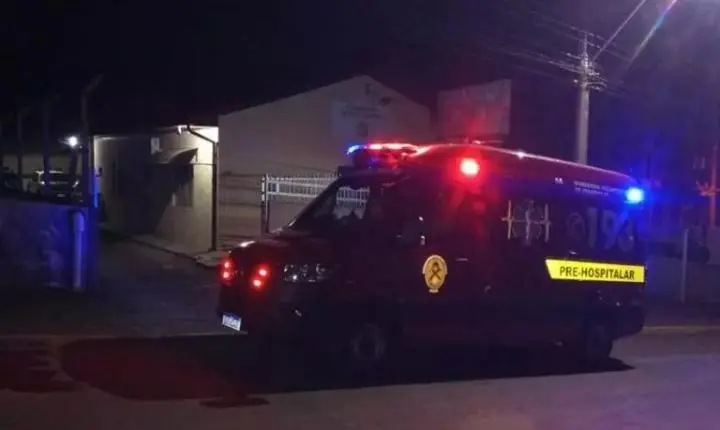VÍDEO: Mulher atropela homem com BMW em frente à delegacia em Santa Catarina