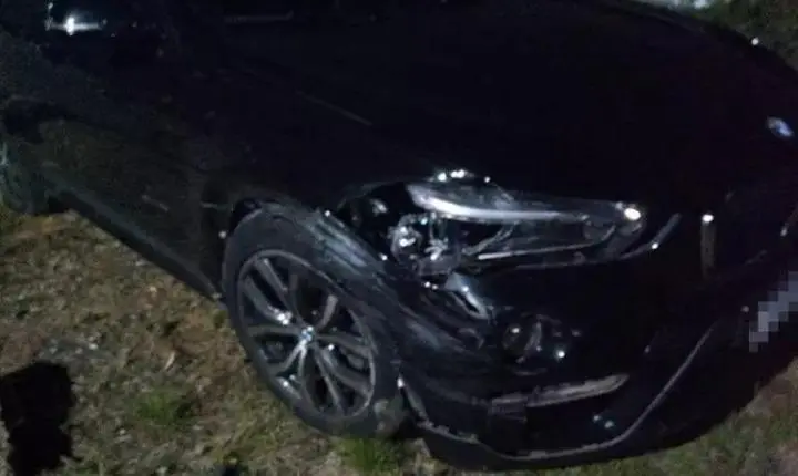 VÍDEO: Mulher atropela homem com BMW em frente à delegacia em Santa Catarina